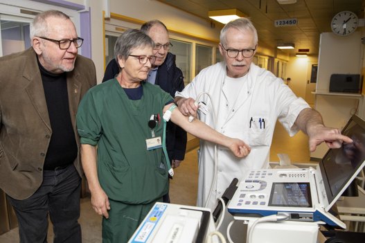 I 2019 donerede Støtteforeningen til Hobro Sygehus en scanner. Formand Tom Soelberg (tv.) får den her demonstreret af overlæge John Mikkelsen. Arkivfoto: Henrik Bo <i>Foto: Henrik Bo</i>