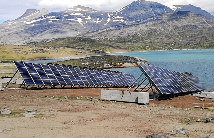 I fremtiden skal flere grønlandske bygder måske få energi fra solcelleanlæg og vindmøller. Her er det et foto fra bygden Igaliku, hvor der i 2017 blev indviet et pilotprojekt med solceller og vindturbiner.