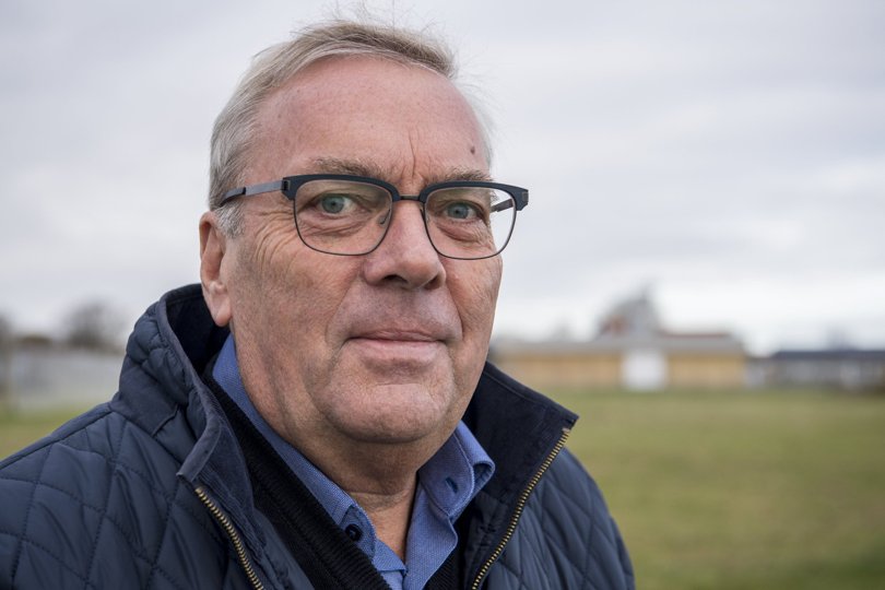 Ib Falkenberg står her på en fantastisk grøn plet i Sæby. Problemet er bare, at den plet fremstår kedelig og forfalden, så nu vil Ib Falkenberg bygge en Solopgangsplads - hvis ellers sæbynitterne vil. Foto: Kim Dahl Hansen