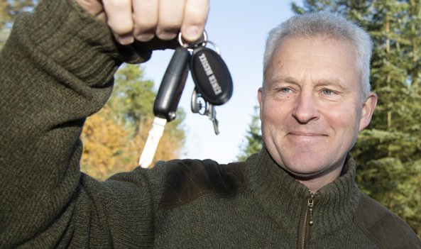 Bjarne Schmidt Jensen, der havde ærgret sig meget over de tabte nøgler, var virkelig glad for at få dem igen. Her viser han de nøgler, som Kandis fandt i skoven. Foto: Bente Poder