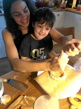 Sarahs drenge elsker at være med til at bage. Her er det Julius, der hjælper Sarah. Privatfoto
