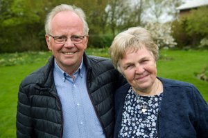 Ægteparret Gregersen har ingen planer om pensionistbolig: 77-årige Jens Christian passer stadig markerne