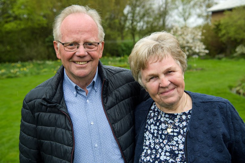 Betty Gregersen vidste, at hun var nødt til at blive landmand, hvis hun ville have Jens Christian Gregersen - og det ville hun. For nylig kunne ægteparret markere, at det var 50 år siden, de overtog det lille landbrug Bolettesminde. Trods sine 77 år tager Jens Christian Gregersen sig stadig af alt fra såning, pløjning og høst.