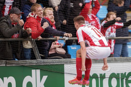 Her har Tim Prica netop udlignet til 1-1, hvilket både han og fansene er fint tilfreds med. Foto: Henrik Bo <i>Foto: Henrik Bo</i>