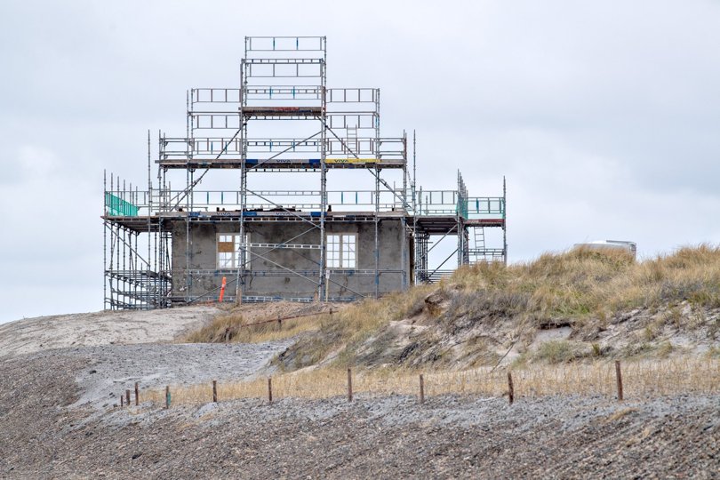 ”Hollænderhuset” er et ikonisk sommerhus i Gl. Skagen med både en fantastisk beliggenhed og en enestående historie. Lige nu er det svært at se, at huset sidste år blev solgt for 17 millioner kroner. Foto: Bente Poder