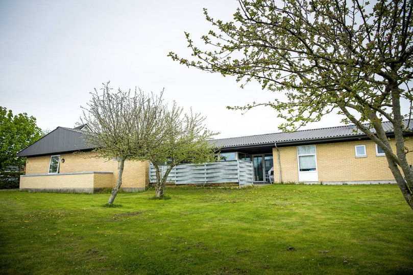 Kronborg er indrettet i en tidligere børnehave. Bygningen ligger i et villakvarter og falder naturligt i med omgivelserne. <i>Bo Lehm</i>
