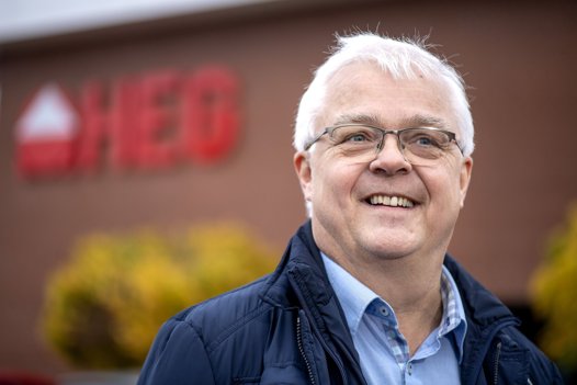 35 år er det blevet til på erhvervsskolerne i Aars, der i dag hedder Himmerlands Erhvervs- og Gymnasieuddannelser. Da Asger Andersen blev ansat som 23-årig var han den yngst ansatte nogensinde. Det er han stadig.