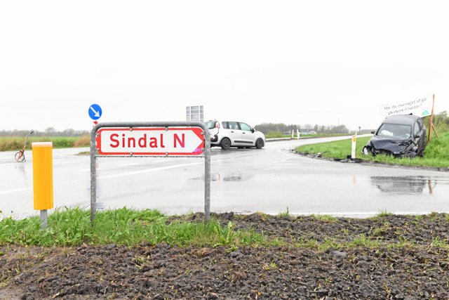 Lørdag morgen stødte to biler sammen lige nord for Sindal. Foto: Jan Pedersen