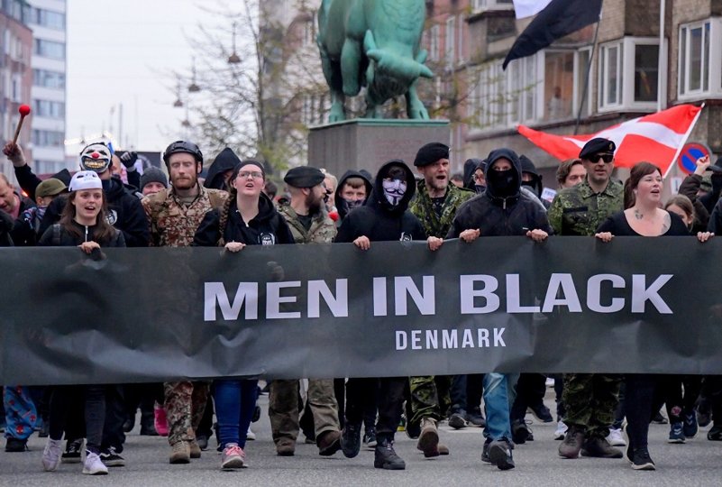 Ved demonstration i Aalborg lørdag 8. maj blev flere deltagere set iført militær-uniformer. Nu undersøger Forsvarets Efterretningstjeneste, om det var i strid med reglerne. Foto: Torben Hansen