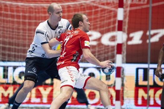 Felix Claar, Aalborg Håndbold, scorede otte gange. Her runder han Flensburgs Simon Hald. Foto: Henrik Bo <i>Foto: Henrik Bo</i>