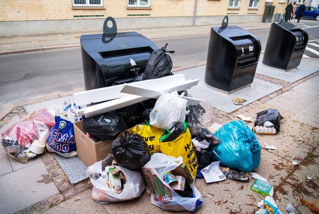 Blandt andet her i Istedgade har der tidligere været problemer med affald, der bliver stillet ved siden af containeren. Arkivfoto: Henrik Bo
