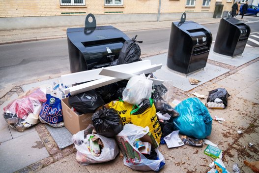 Affaldet flød torsdag ved de tre affaldscontainere i Istedgade i Aalborgs Vestby. <i>Foto: Henrik Bo</i>