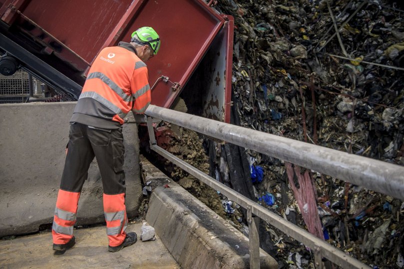 Her ryger de rådne mink ned i affaldsgraven hos RenoNord. Foto: Martin Damgård
