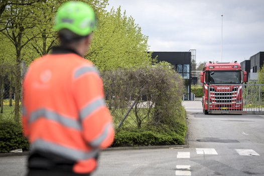 Den første lastbil med rådne mink ankom til Reno-Nord midt på eftermiddagen torsdag. Foto: Martin Damgård