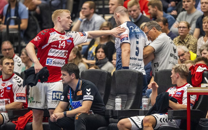 Det kan sagtens tænkes, at den medfølelse, som Magnus Saugstrup her viser Simon Hald, ikke bliver gentaget, når de to landsholdsspillere stå ansigt til ansigt i torsdagens Champions League-kamp. Arkivfoto: Henrik Bo