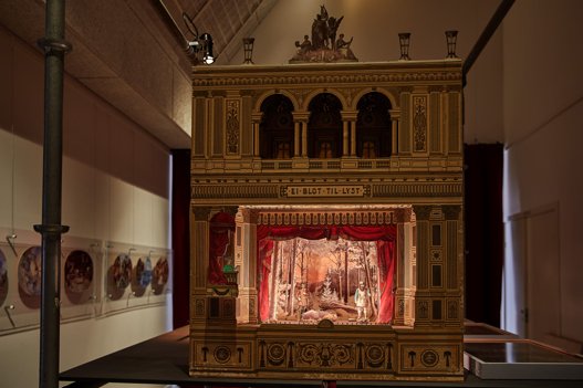 ”Ei blot til lyst”, står der på det gamle teater fra 1880, som du kan opleve i udstillingen. Pressefoto: Poul Nymark