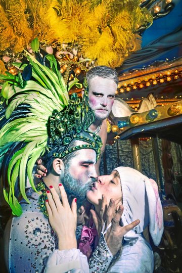 Savner du Aalborg Karneval, kan du give dig hen til den i Teater Nordkrafts nyfortolkning af den tyske klassiker Woyzeck. Foto: Martin Høyer