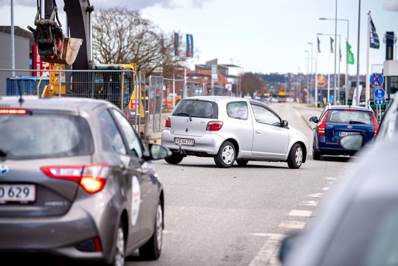 Et større kloakarbejde ved Aalborg Storcenter har hæmmet trafikken på Nibevej en hel del. Nu frigives krydset ved Jem & Fix, og det skulle lette trafikken en hel del. Foto: Torben Hansen