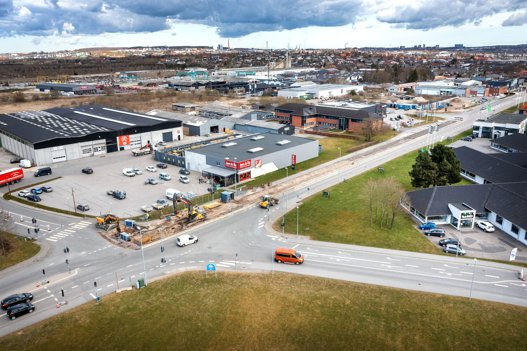 Det er krydset her på Nibevej ved Tyren og Pioner Allé, der nu igen bliver normalt, så trafikken til og fra Aalborg Storcenter lettes en del. Foto: Torben Hansen