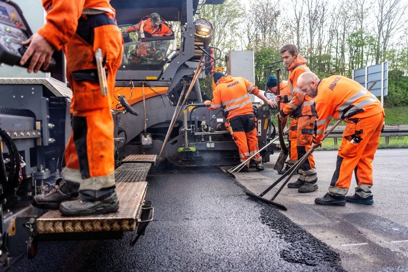 Asfaltarbejdet på motorvejen ved og syd for Aalborg skrider planmæssigt frem, og det skulle være afsluttet omkring Grundlovsdag. Aftenens og nattens opgave var 1.200 meter asfalt, før der er fyraften ved 04.40 tiden tirsdag morgen. Foto: Torben Hansen