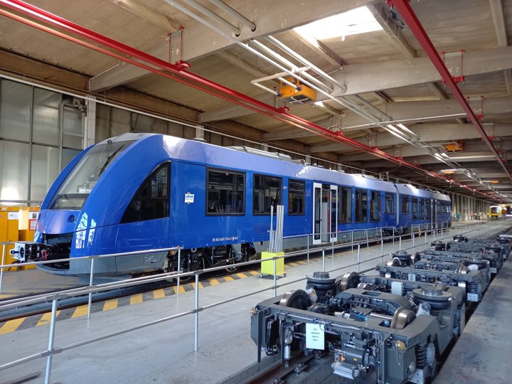 De fire nye tog er ved at blive klargjort på Alstoms værksted. Foto: Alstom Norden