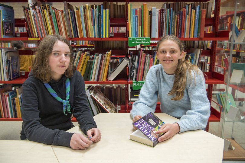 Sofie Skamriis og Josefine Libak fra 6.a på Hedegårdsskolen er glade for at kunne komme i skole hver uge igen. Foto: Kim Dahl Hansen