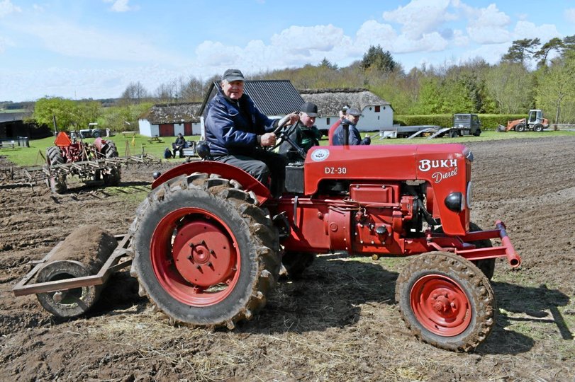 Humøret var som sædvanligt højt, da Motor- og Traktorklubben Jylland i weekenden slap de gamle traktorer løs på markerne ved Boldrup Museum. Privatfoto