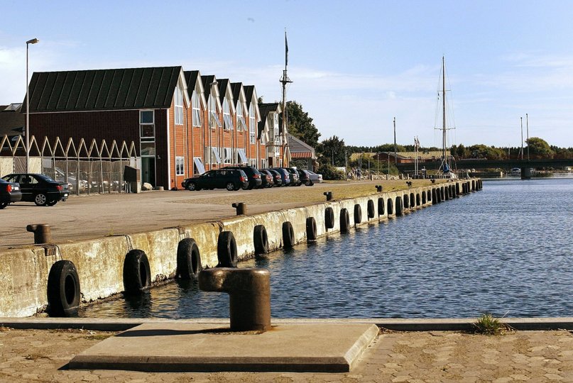 18 boliger i tre og fire etager skal efter planen bygges på grunden ved siden af den tidligere Trip Trap-bygning på kajen i Hadsund. Arkivfoto: Lars Pauli