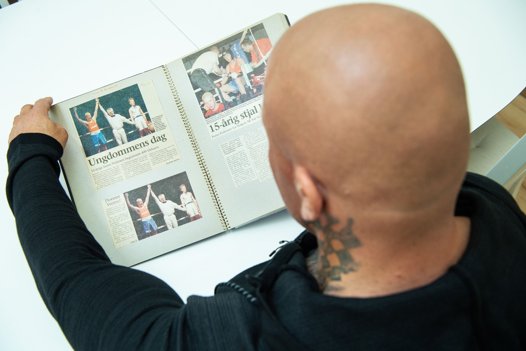 Kunos mor lavede en scrapbog over hans boksekarriere. Det var pinligt dengang, men i dag passer han rigtig godt på bogen. Foto Henrik Bo <i>Foto: Henrik Bo</i>