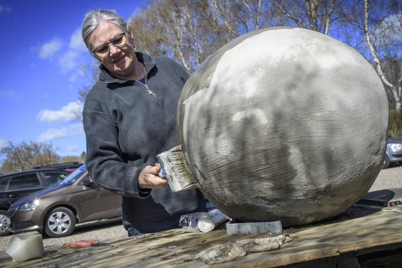 Mette Andreasen i gang med en ny ting til haven. Under cementen gemmer sig en pilatesbold. Foto: Martin Damgård