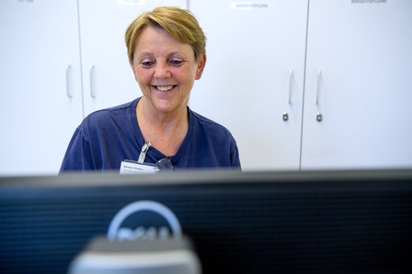 Kirsten Vinther tilbringer en del tid bag skærmen ved sit skrivebord, for hendes opgave handler i høj grad om at koordinere patienternes forløb med andre parter end sygehuset.