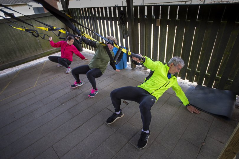 De udendørs træningshold er blevet et hit hos Sjørring Gymnastikforening. Lørdag formiddag er der trx, som er en træning med stropper med håndtag, som hænger i en krog. Træningen bliver derfor med sin egen kropsvægt og er derfor god til alle aldersgrupper, lyder det fra holdets instruktør.
