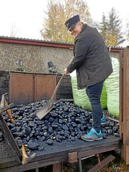 Ved siden af hvervet som driftsbestyrer er Katrine Blåberg Andersen også under oplæring som fyrbøder. Faktisk var det på den måde, hun traf sin nuværende samlever, Thomas. Privatfoto
