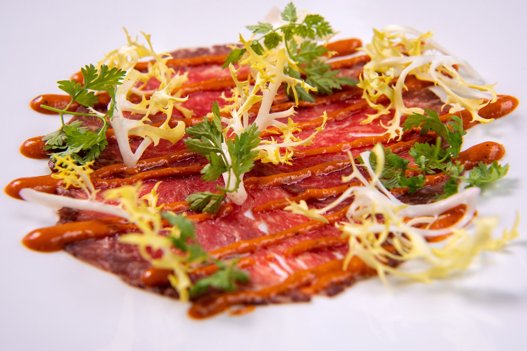 Struktur-ret 8: Carpaccio af marmoreret okse med krydderolie & tomatiseret sauce <i>Foto: Henrik Bo</i>