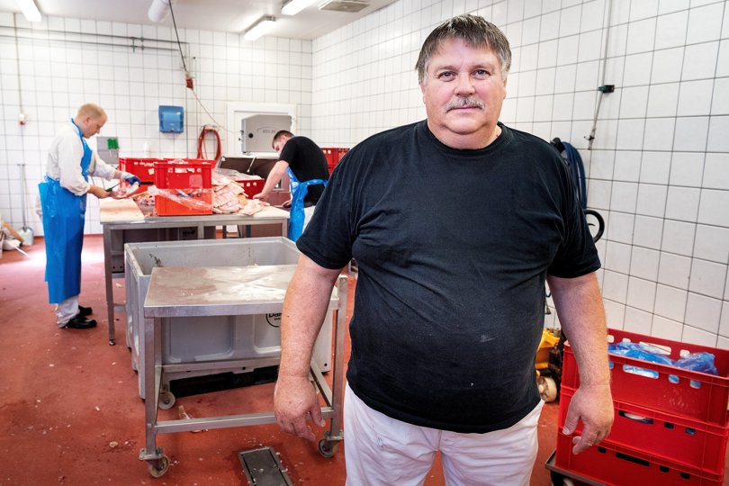 John Madsen har sammen med ægtefællen Connie drevet slagtehus og gårdbutik i Nr. Onsild ved Hobro i over 25 år. Nu har parret solgt en del af deres virksomhed fra, idet frikadelleproduktion i Nr. Onsild Slagtehus Engros ApS er overtaget af Future Food. Arkivfoto: Torben Hansen.