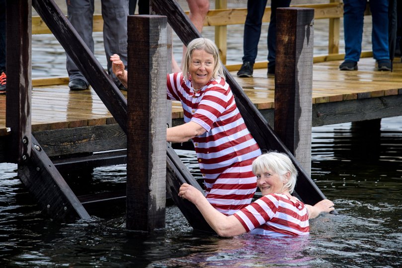De modigste af tilhørerne kunne tage en kold dukkert til indvielsen. Foto: Bo Lehm. <i>Bo Lehm</i>
