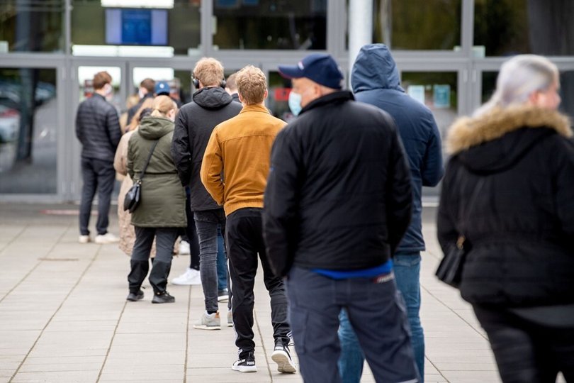 Sådan så der ud ved kviktest-stedet i Gigantium i Aalborg torsdag eftermiddag. Nogle steder i Aalborg måtte folk vente i mere end en time på at blive kviktestet. Foto: Henrik Bo