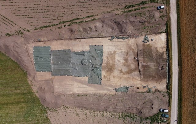 I forbindelse med en prøveudgravning har arkæologer fundet spor efter en langhøj. Foto: Nordjyske Museer