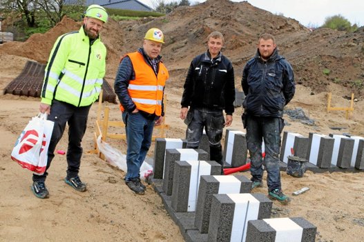 Miljøkonsulent Dennis Karlsen, 3F Aalborg, og næstformand Alex Pedersen,3F Midtfjord, snakker på Klokkelyngen i Aars med Dan Svenningsen, Ø.Hassing, og Niklas Jensen, Aalborg. Foto: Martin Glerup