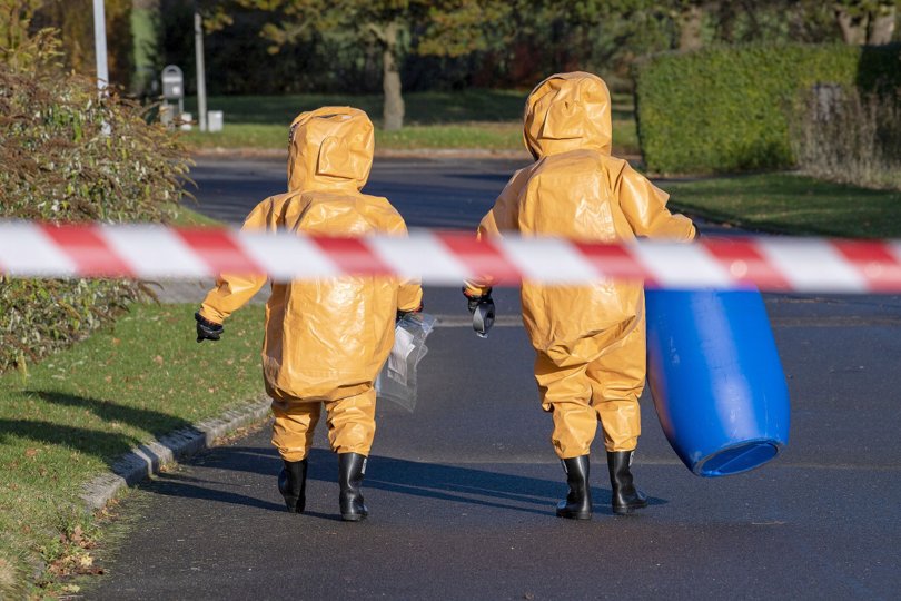 Det særlige biokemiske beredskab har tidligere været i aktion i Nordjylland ved fund af mistænkeligt pulver, her fra en episode i Gistrup i 2019. Torsdag rykkede teamet ind på postterminalen i Aalborg, efter pulver dryssede ud fra breve. Arkivfoto: Henrik Bo <i>Foto: Henrik Bo</i>
