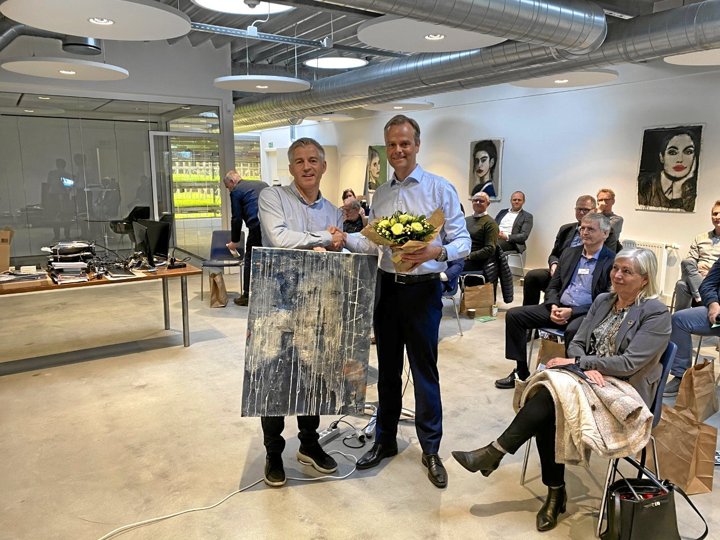 Formanden for Aars Erhvervsråd, direktør i Jutlander Bank Lars Thomsen, overrækker ”Foretagsomhedsprisen 2021” til Klaus Buus. Privatfoto