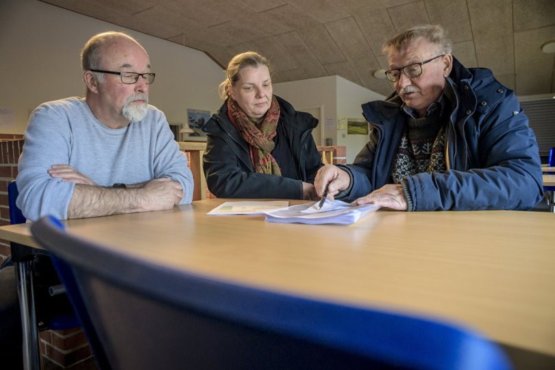 Tre af lokalrådets seks medlemmer samlet i halcafeteriet i Bælum. Fra venstre Frank Jeppesen, Charlotte Faber Madsen og Henrik Christensen.