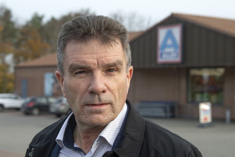 Mogens Pahl Christensen og en række andre naboer til Aldi-butikken på Skagensvej i Hjørring er utilfredse. De frygter, at byggeriet af en ny dagligvarebutik kan blive voldsomt generende for de nærliggende parcelhuse. Foto: Henrik Louis <i>Foto:Henrik Simonsen</i>