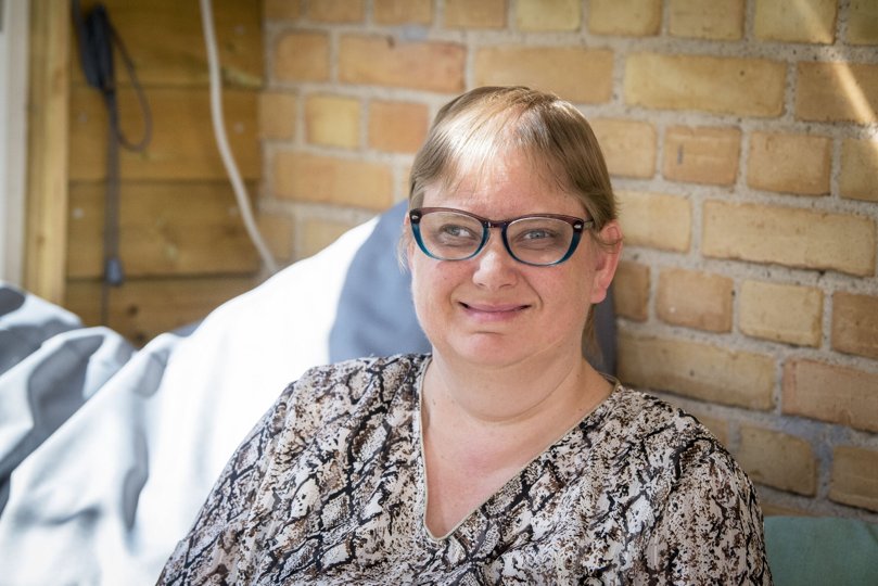 Maria Karen Vestergaard har i 18 år boet på et "midlertidigt" botilbud i Brovst. Familien har længe kæmpet for mere støtte grundet Marias forværrende fysiske og psykiske tilstand. Foto: Kim Dahl Hansen <i>Foto: Kim Dahl Hansen</i>