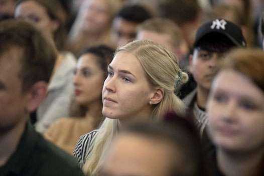 Elever fra gymnasiet i midtbyen fulgte opmærksomt med i debatten. Foto: Henrik Louis <i>Foto:Henrik Simonsen</i>