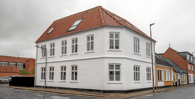 ”Fra skrot til slot” kan man vist godt sige om bygningen på hjørnet af Jernbanegade og Anlægsvej. Foto: Mogens Lynge