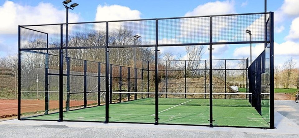 Thisted Tennisklub kan nu snart tilbyde sine medlemmer at spille padel på klubbens bane på Winthersmøllevej 6 i Thisted. Modelfoto: Thisted Tennisklub