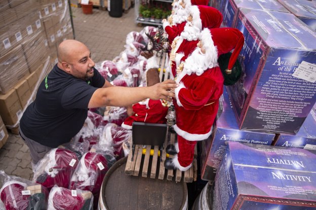 De har travlt i Billigblomst for at få julepynten klar. Travlheden har betydet, Oday har flyttet sin ferie til efteråret. Foto: Martél Andersen <i>Foto: Martél Andersen</i>