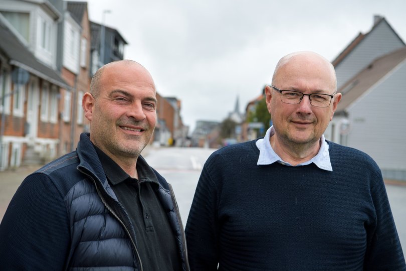 Alex Villadsen, tv., og Per Pedersen henholdsvis bygger og sælger de nye boliger, som opføres på noget af den sidste ledige byggejord i Vorupør - og på et tidspunkt, hvor interesse og efterspørgsel er i top.Foto: Bo Lehm