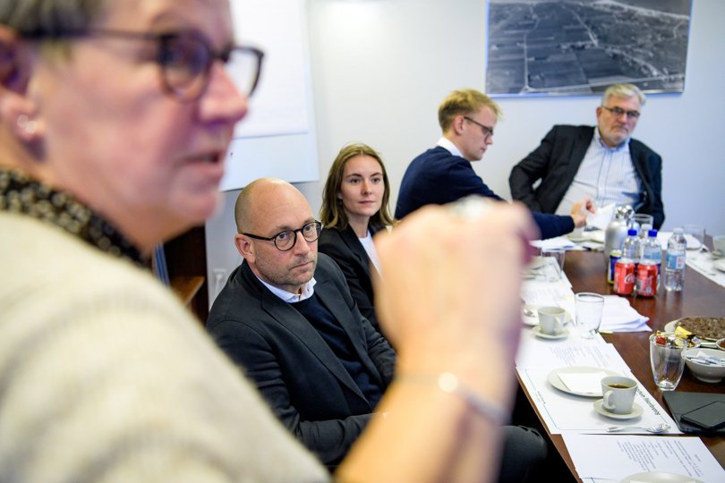 Borgmester Ulla Vestergaard var vært, og der var problemer nok at drøfte, da fiskeriets minister Rasmus Prehn (S) mødte repræsentanter for fiskeriet og for de erhverv og funktioner, der er afhængige af fiskeriet og af, at der er fisk at fange. Foto: Bo Lehm